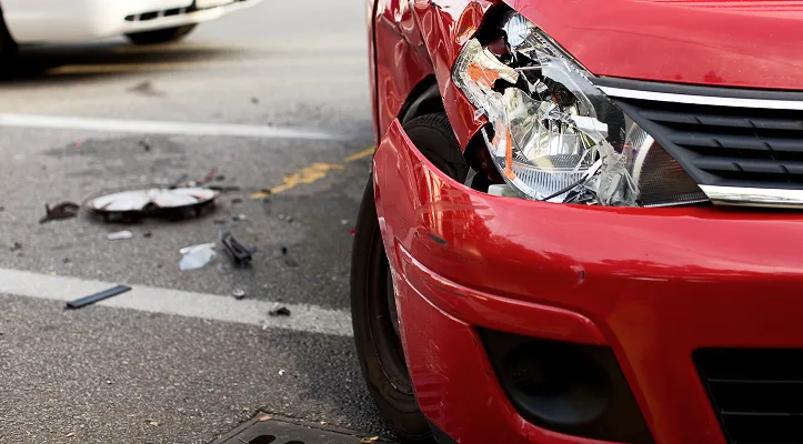 Ratgeber-Teaser-Bild Rotes Auto Unfall