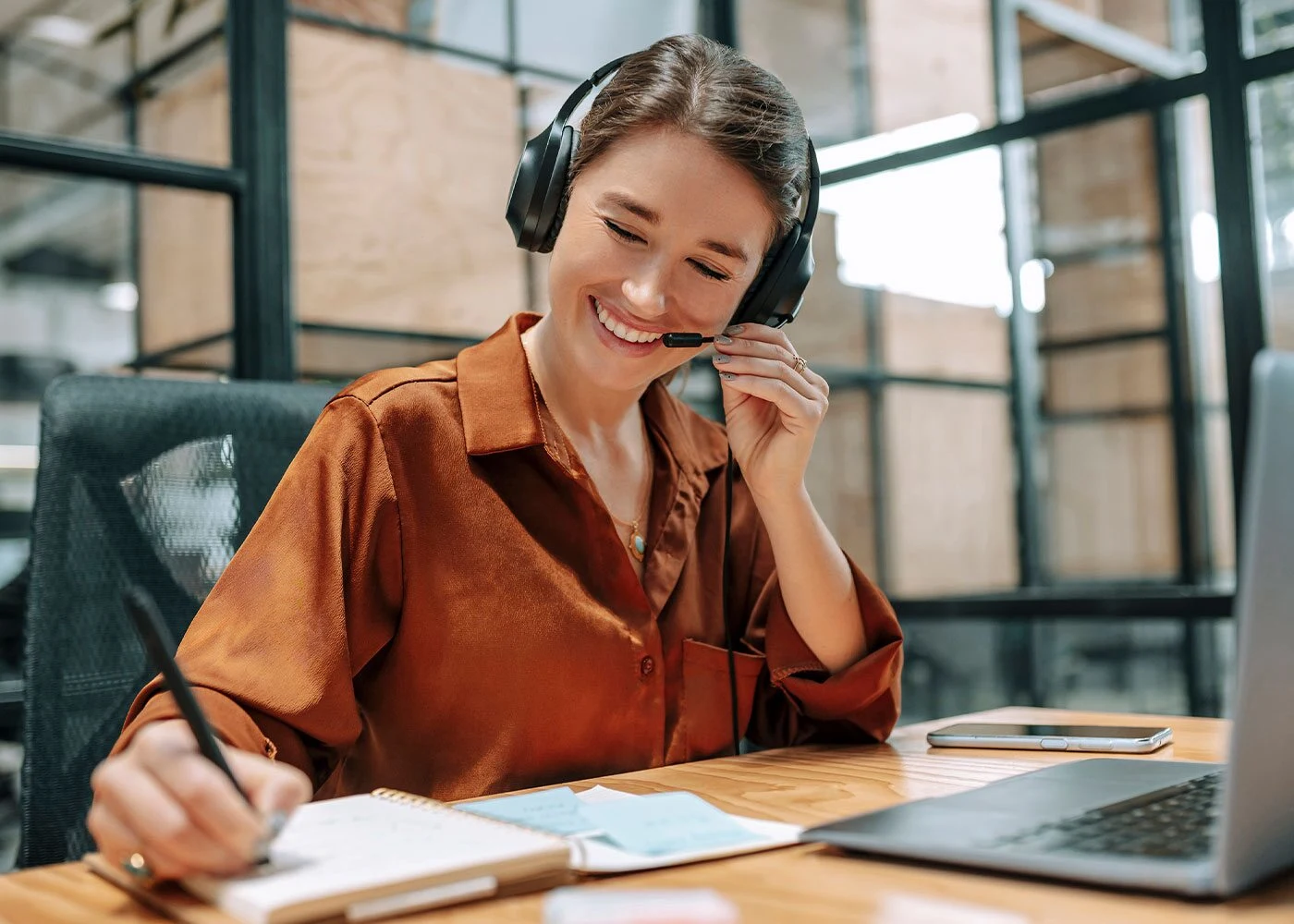 Frau mit Headset